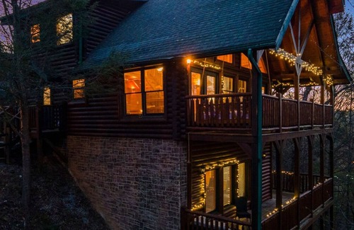 Hemlock Hills Apartamento | Stunning Mountain Cabin w Hot tub