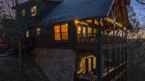 Hemlock Hills Casa | Stunning Mountain Cabin w Hot tub