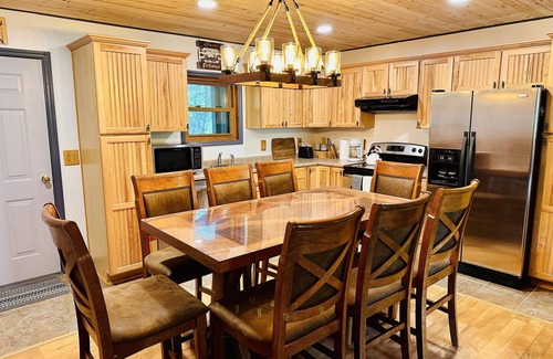 Sevierville Cabina | Stunning Mtn View Retreat w/ Kids' Treehouse, Hot Tub, Video Wall & Pool Table.