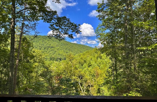 Sevierville Cabina | Stunning Mtn View Retreat w/ Kids' Treehouse, Hot Tub, Video Wall & Pool Table.