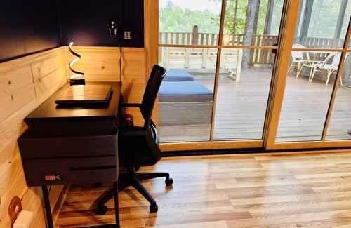 Sevierville Cabina | Stunning Mtn View Retreat w/ Kids' Treehouse, Hot Tub, Video Wall & Pool Table.