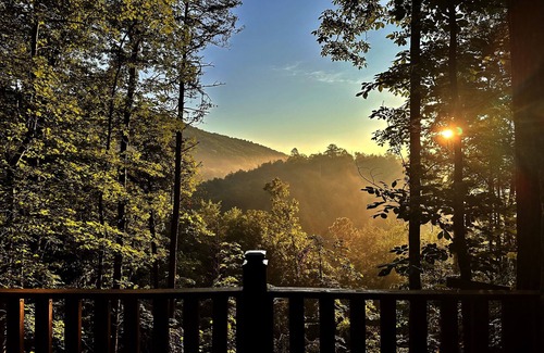 Sevierville Cabina | Stunning Mtn View Retreat w/ Kids' Treehouse, Hot Tub, Video Wall & Pool Table.