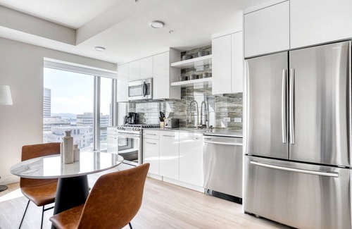 Downtown Oakland Apartamento | Stunning Oakland 1BR w/ AC, W/D, Sky Deck, next to BART, by Blueground