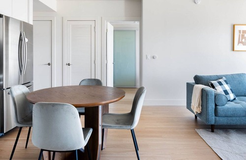 Downtown Oakland Apartamento | Stunning Oakland 2BR w/ AC, W/D, Sky Deck, next to BART, by Blueground