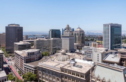 Downtown Oakland Apartamento | Stunning Oakland 2BR w/ AC, W/D, Sky Deck, next to BART, by Blueground