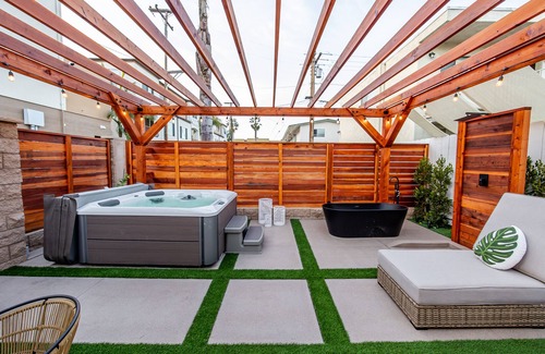 Crown Point Casa | Stunning Oasis Right By the Beach