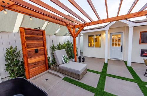Crown Point Casa | Stunning Oasis Right By the Beach