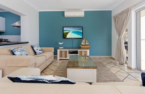 Mountainside Apartamento | Stunning ocean and harbour views with Private pool