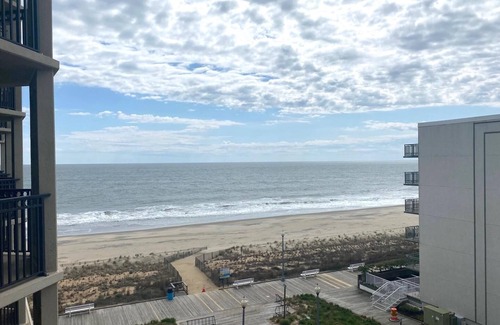 The Pines Condominio | Stunning Ocean Views from Fifth-Floor Condo with Pool & Off-Street Parking!