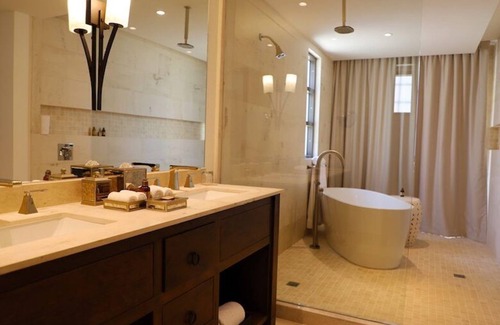 Los Cangrejos II y III Complejo | Stunning Ocean View Penthouse with golf access