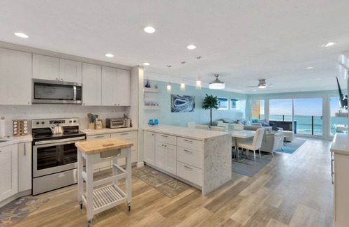 Solana Beach Condominio | Stunning Ocean Views - from the minute you walk in the front door.