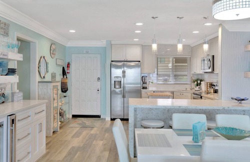 Solana Beach Condominio | Stunning Ocean Views - from the minute you walk in the front door.