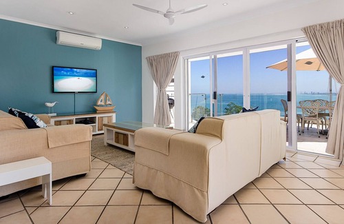 Mountainside Apartamento | Stunning ocean views of False bay the harbour with Private pool