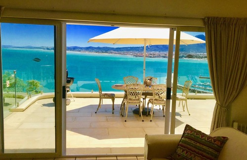 Mountainside Apartamento | Stunning ocean views of False bay the harbour with Private pool