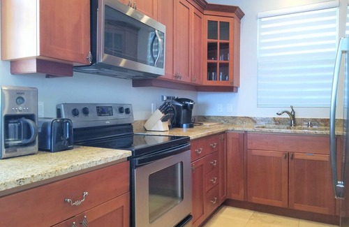 George Town Condominio | Stunning Oceanfront View/Spacious Condo--beside FIN, near Beach & Town
