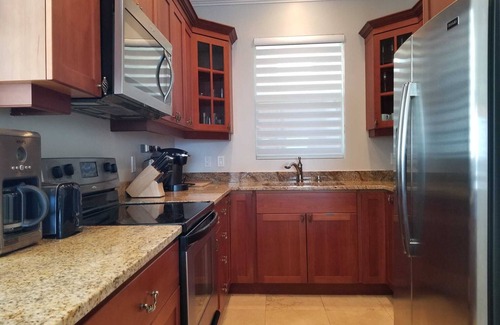 George Town Condominio | Stunning Oceanfront View/Spacious Condo--beside FIN, near Beach & Town