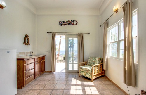 Boca Ciega Villa | Impresionante villa frente al mar con piscina privada, muelle y relajante balcón.