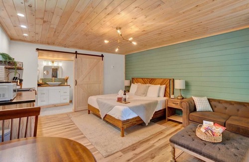 Canadensis Casa | Stunning Pocono Modern | Firpits | Pets OK