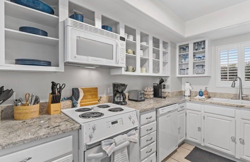Wrightsville Beach Condominio | Impresionante piscina y vista al mar te esperan en este hermoso y conveniente condominio.