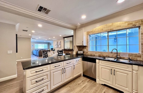 Northeast Anaheim Casa | Impresionante 8 habitaciones, 6 baños, piscina, hogar