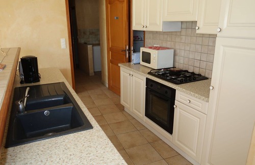 Grillon Casa | Maravillosa casa de vacaciones privada con TV, patio, mascotas permitida y aparcamiento