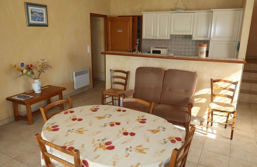 Grillon Casa | Maravillosa casa de vacaciones privada con TV, patio, mascotas permitida y aparcamiento