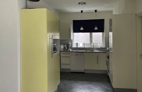 Elim Casa | Maravillosa casa de vacaciones privada con WIFI, TV, terraza, mascotas permitida y aparcamiento