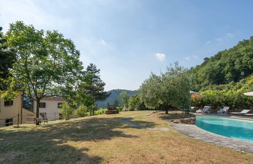 Dicomano Villa | Casa de vacaciones privada con WIFI, piscina privada, TV, patio, vista panorámica, aparcamiento