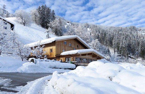 Hippach Casa | Estupenda casa de vacaciones privada para 20 personas con WIFI, TV, terraza y aparcamiento