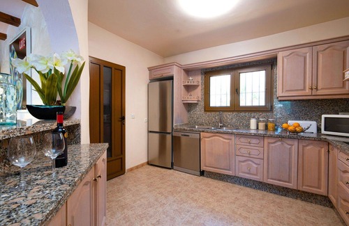 Urbanitzacio la Fustera Villa | Casa de vacaciones privada con piscina privada, jacuzzi, A/C, WIFI, TV, patio, mascotas permitida