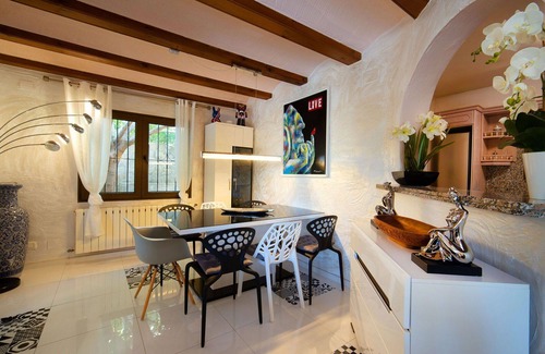 Urbanitzacio la Fustera Villa | Casa de vacaciones privada con piscina privada, jacuzzi, A/C, WIFI, TV, patio, mascotas permitida