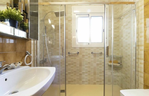 L'Ampolla Villa | Stunning private villa for 12 people with WIFI, TV, patio, pets allowed and parking