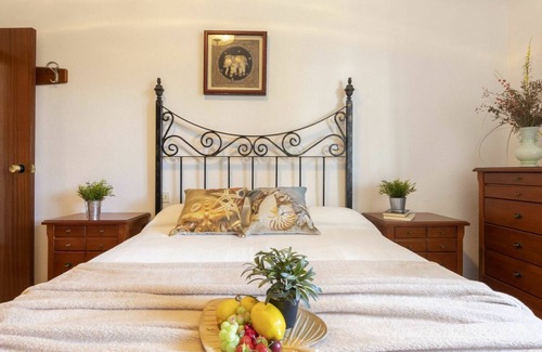 L'Ampolla Villa | Stunning private villa for 12 people with WIFI, TV, patio, pets allowed and parking