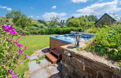 Trecastle Villa | Estupenda casa de vacaciones privada con WIFI, jacuzzi, TV, patio, vista panorámica, aparcamiento
