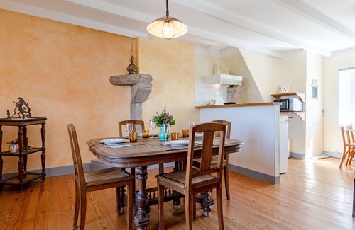 Reville Villa | Maravillosa casa de vacaciones privada para 4 personas con TV y aparcamiento