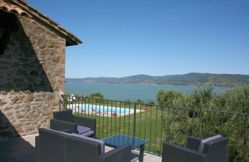 Monte del Lago Villa | Casa de vacaciones privada con WIFI, piscina privada, TV, terraza, mascotas permitida, aparcamiento