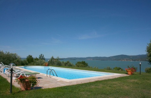 Monte del Lago Villa | Casa de vacaciones privada con WIFI, piscina privada, TV, terraza, mascotas permitida, aparcamiento