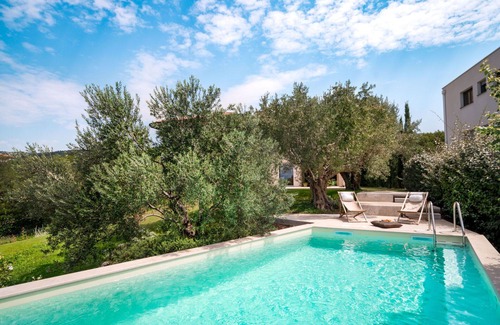 Zurkovo Villa | Preciosa casa de vacaciones privada con WIFI, piscina privada, A/C, TV, terraza, aparcamiento