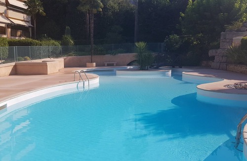 California - Pezou Apartamento | Impresionante propiedad en residencia segura con piscina y parking