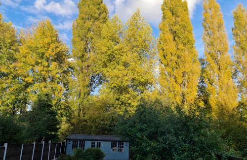 Walsall Casa | Stunning property with Summer house