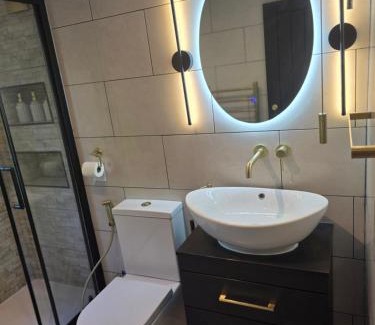 Walsall Casa | Stunning property with Summer house