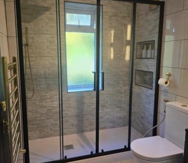 Walsall Casa | Stunning property with Summer house