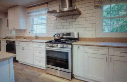 Rio Condominio | Stunning Queen BR w/Bathroom & Overlooking Pond