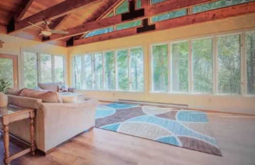 Rio Condominio | Stunning Queen BR w/Bathroom & Overlooking Pond