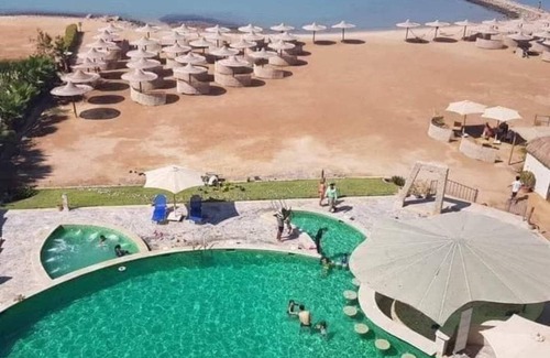 Village Road Apartamento | Stunning Red Sea. Restaurant, cafe, bar. Sun lounge and umbrellas.