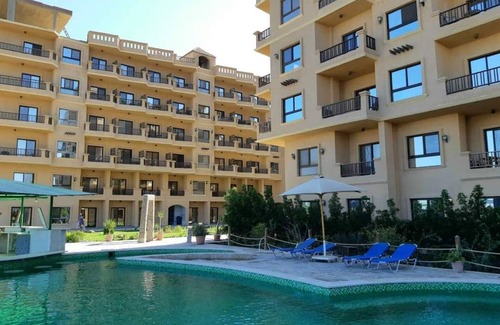 Village Road Apartamento | Stunning Red Sea. Restaurant, cafe, bar. Sun lounge and umbrellas.
