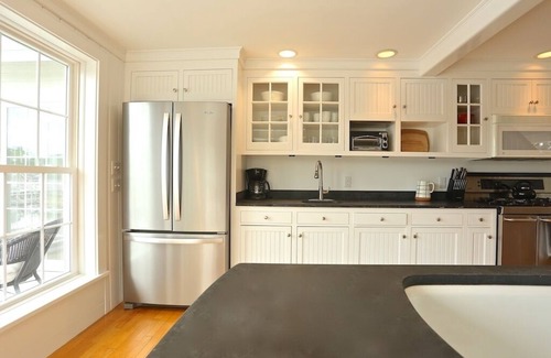 West Boothbay Harbor Casa | ¡Impresionante casa frente al agua renovada, muelle privado de aguas profundas y abundancia de Windows!
