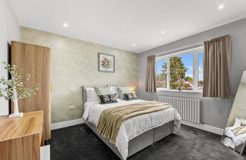 Staines Casa | Stunning Retreat - 5-Bed House and Garden in Staines