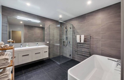 Waiatarua Casa | ★ Retiro tranquilo y moderno en la cima de una colina cerca de Henderson, Titirangi, Piha y Karekare ★