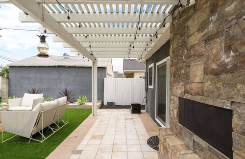 Bixby Knolls Casa | Stunning Retro Beach Oasis, Dual Living, Pool